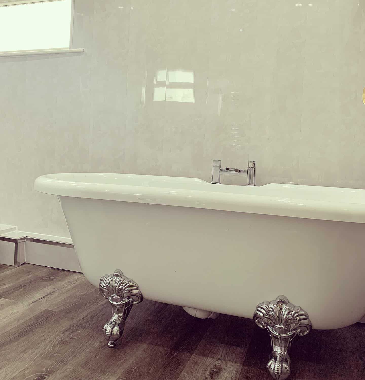 Elegant vintage style clawfoot bathtub in a modern bathroom setting. Perfect for home plumbing and heating needs.